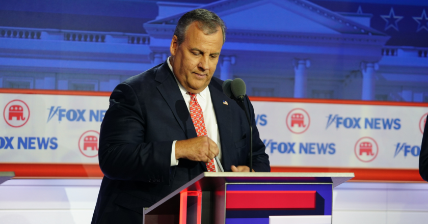 Christie withdraws, Trump out to insurmountable lead in Iowa primary polling
