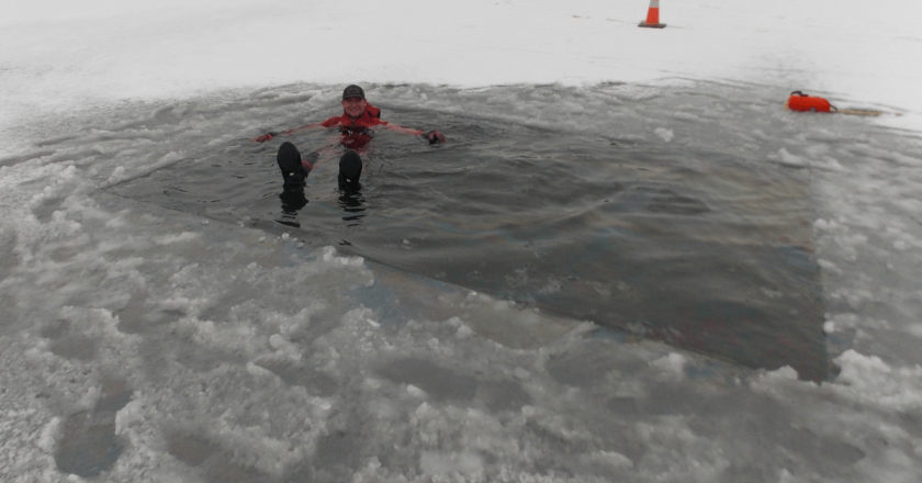 Evergreen Lake Plunge draws hundreds to frigid dip to start the New Year